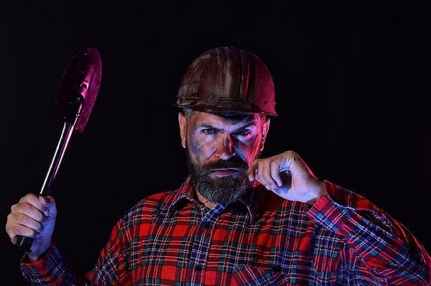 的家伙残酷的<strong>图像</strong>穿脏头盔持有铲矿业公司修理者黑暗胡子触摸劳动力重行业概念男人。严格的脸表达式孤立的黑色的背景