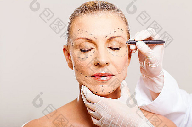 中间岁的女人修正行化妆品手术