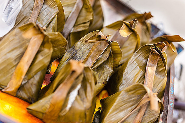 传统的泰国黏糊糊的大米饺子出售街市场曼谷