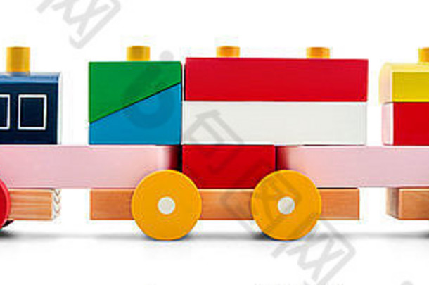 木玩具火车色彩斑斓的块孤立的白色