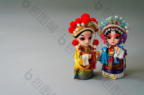 传统的结婚了中国人娃娃隔离灰色的背景