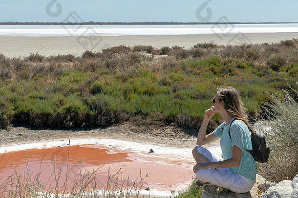 <strong>运动</strong>健康的女旅行者坐着盐平湖峨堂盐水环礁湖沙子沙丘地中海海罗纳δ