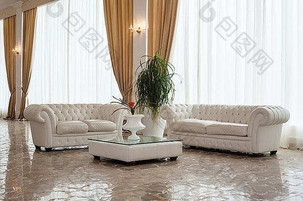 豪华的大现代生活房间白色家具