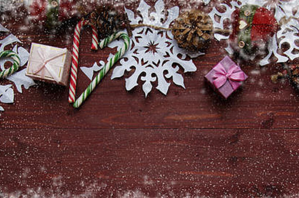 一年的圣诞节概念雪花减少纸礼物剪刀木表格横幅