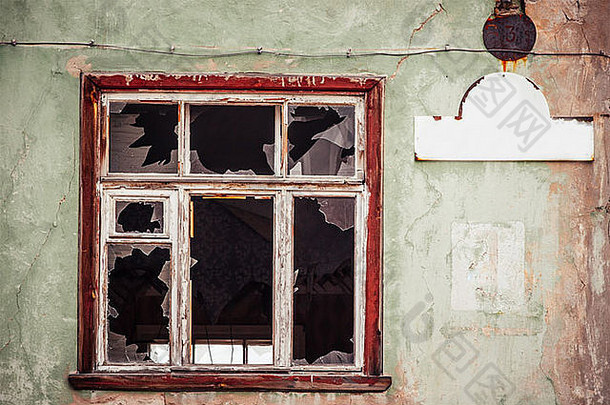 打碎了玻璃窗口木框架难看的东西墙损坏的房子
