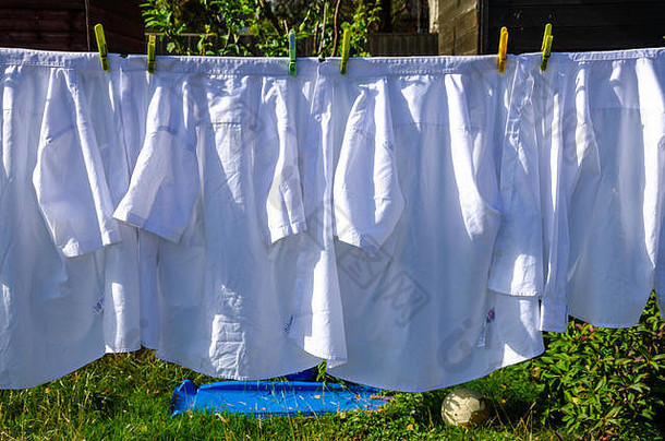 白色衬衫挂干洗行住宅回来花园