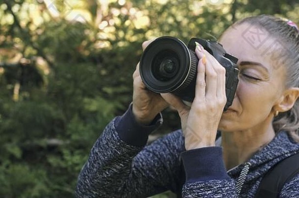 旅行者拍摄风景优美的视图森林高加索人女人拍摄关闭女孩照片视频数码单反相机mirrorless相机