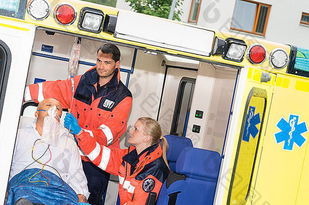 护理人员检查滴病人救护车治疗援助紧急