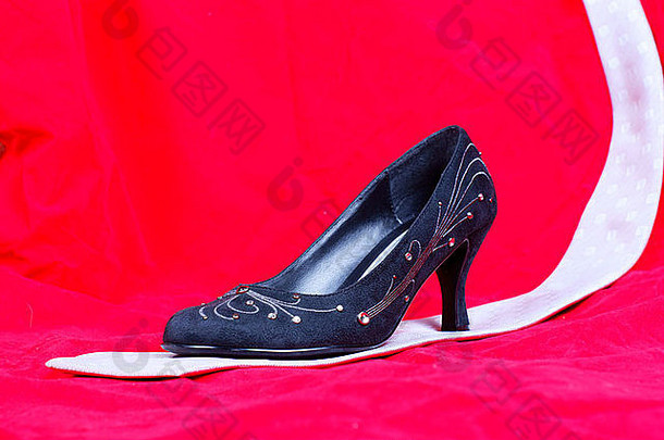 黑色的女鞋子领带红色的背景