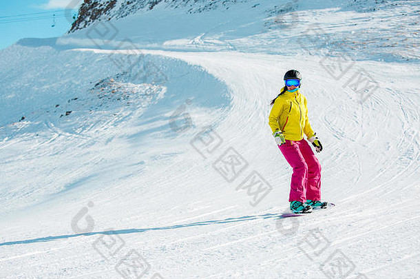 图片体育女孩头盔骑滑雪板山坡