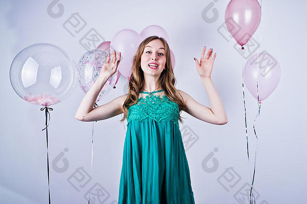 快乐女孩绿色土耳其石衣服彩色的气球孤立的白色庆祝生日主题