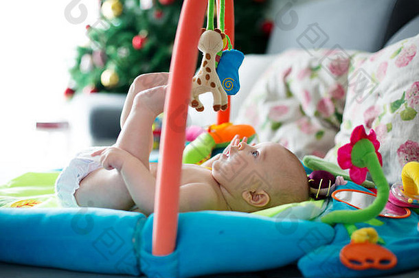 婴儿男孩玩色彩斑斓的玩具首页新生儿婴儿活动协调发展