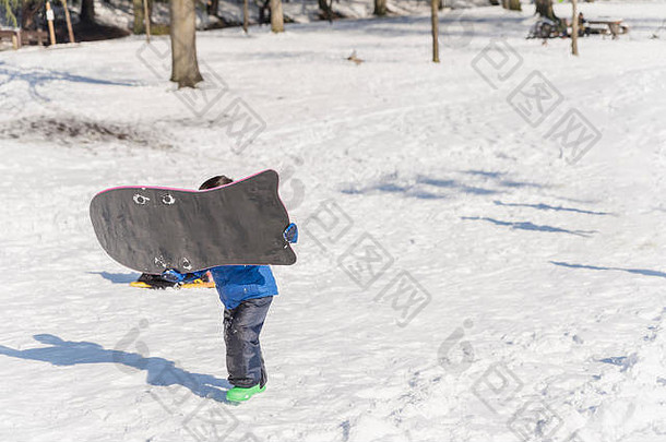 孩子滑雪板山白雪覆盖的公园冬天明亮的阳光明媚的一天