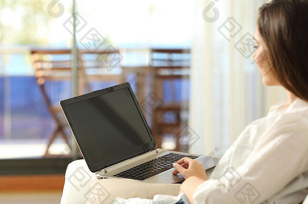 女人移动PC空白显示坐着沙发上生活房间房子室内