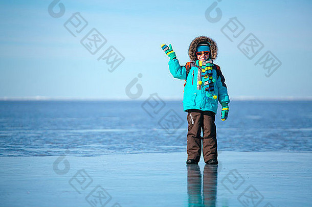 可爱的男孩在户外站冻海