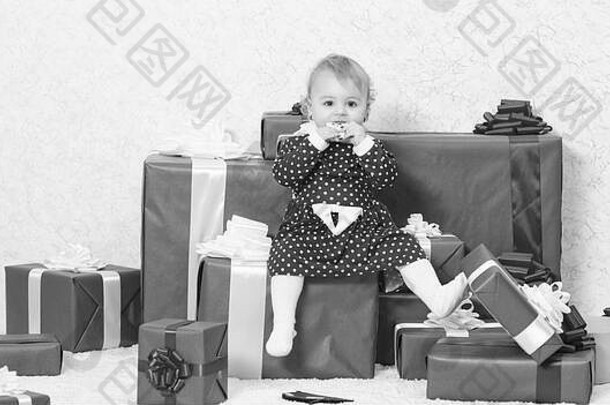 婴儿女孩玩桩礼物盒子婴儿圣诞节一生事件家庭假期圣诞节礼物蹒跚学步<strong>的</strong>礼物孩子圣诞节庆祝圣诞节