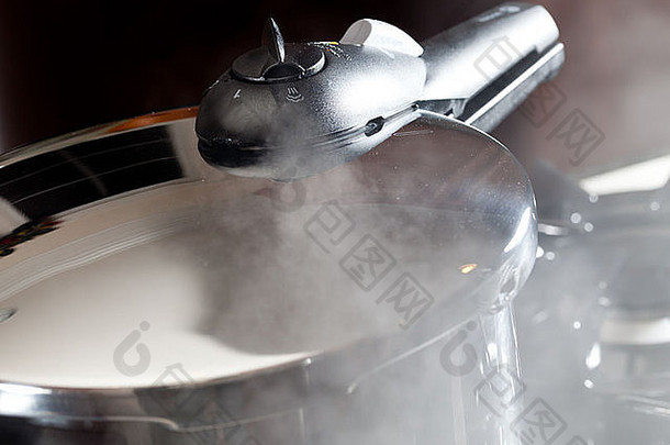 蒸汽逃离成员压力炊具反射现代厨房