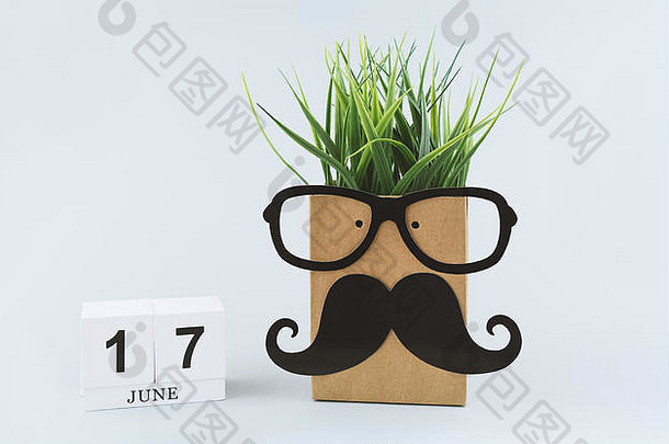 问候卡快乐的有趣的脸纸袋眼镜胡子头发草木日历6月庆祝父亲的