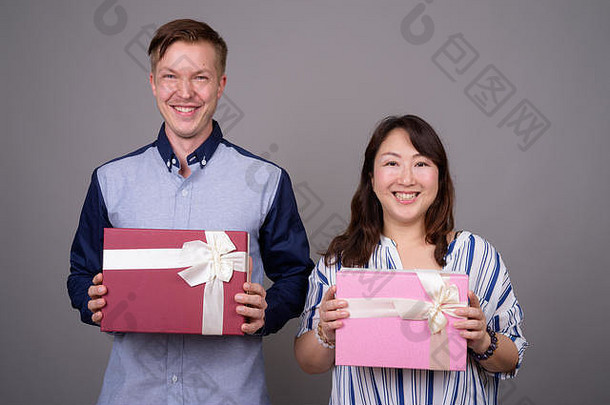 商人成熟的亚洲女商人持有礼物盒子