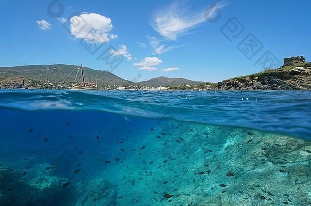 西班牙地中海海景位于卡海岸线鱼海科斯塔布拉瓦分裂视图水表面加泰罗尼亚