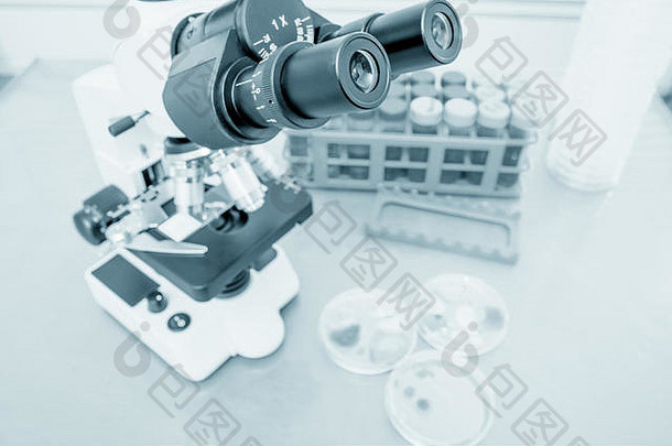 科学显微镜实验室板凳上微生物学实验室蓝色的健美的图像双筒望远镜显微镜