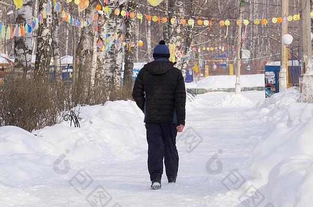 男孩走公园孩子走学校学校袋冬天孩子们活动在户外新鲜的空气健康的