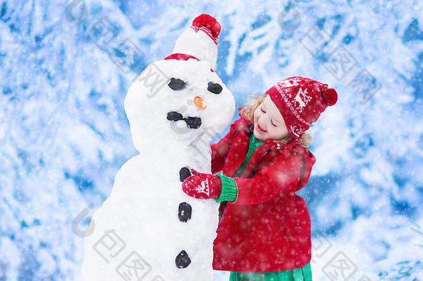 有趣的蹒跚学步的女孩红色的针织北欧他温暖的外套玩雪孩子们玩在户外冬天