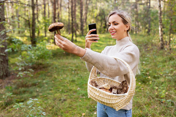 女人智能手机识别蘑菇