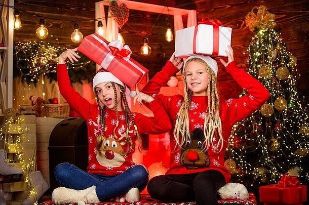 祝贺最近的明亮的记忆看圣诞节显示快乐女孩装饰树圣诞节庆祝活动一年聚会，派对孩子们红色的圣诞老人他孩子们现在盒子