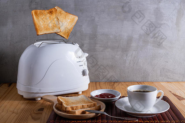 跳烤面包烤面包机服务小时杯咖啡木表格早餐