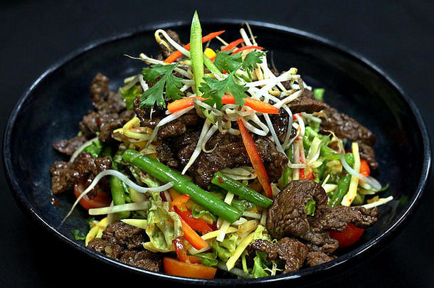 泰国牛肉沙拉脆脆的蔬菜
