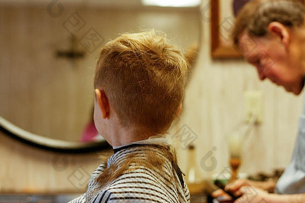 年轻的男孩头发减少理发师商店小小镇
