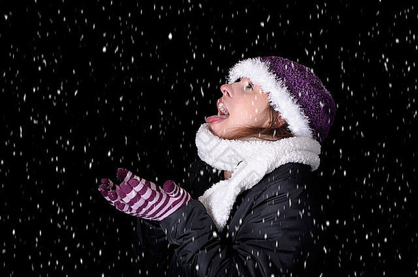 下雪年轻的女人冬天衣服舌头口