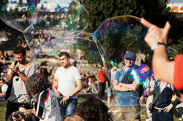 柏林德国6月人群毛尔公园巨大的肥皂泡沫早期夏天周日下午