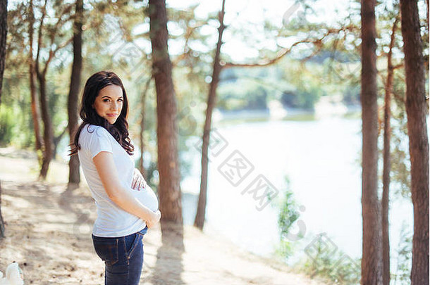 怀孕了女人持有手胃