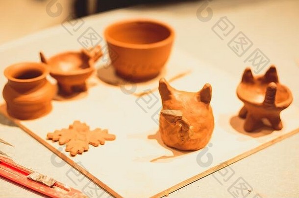 过程陶器人涉及到工作陶器轮使粘土波特陶瓷