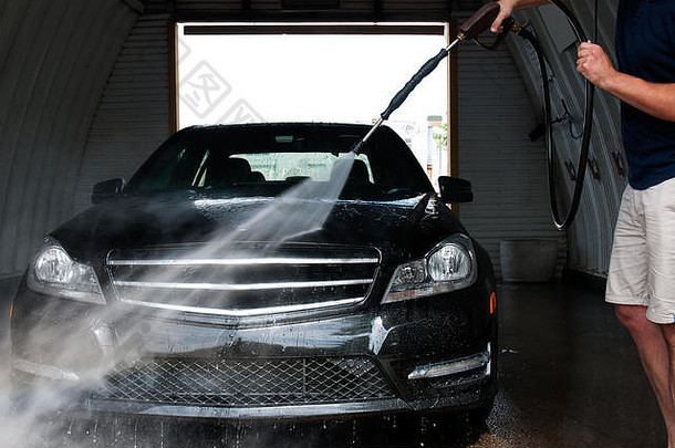 车洗男人。工人洗车现代车覆盖水