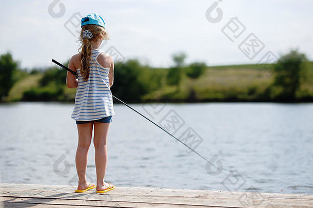 女孩钓鱼码头湖池塘