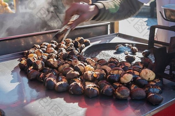传统的街食物烤chesnuts