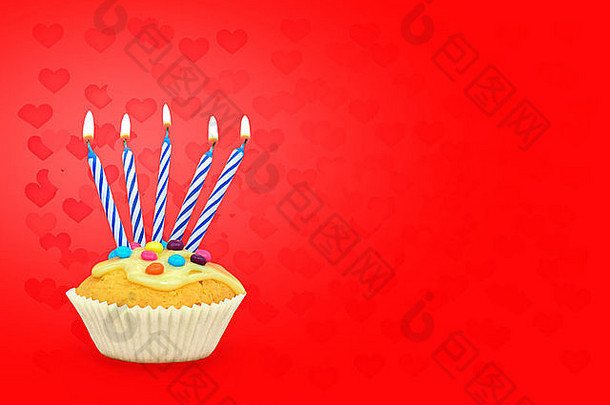 生日蛋糕蜡烛红色的心背景文本空间