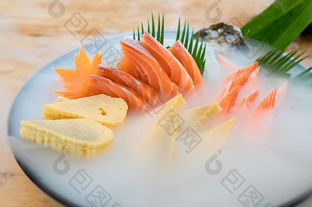 日本生大马哈鱼生鱼片甜蜜的蛋模仿蟹坚持冰豆荚日本食物餐厅新鲜的日本食物概念