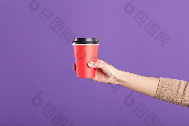 女手持有红色的外卖纸咖啡杯孤立的紫罗兰色的背景空间设计饮料早餐概念水平拍摄