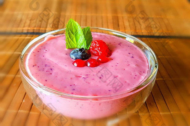低卡路里食物新鲜的健康的蓝莓树莓红醋栗奶昔