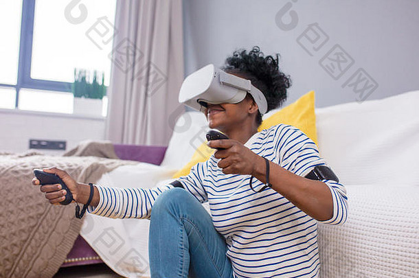 很酷的千禧非洲美国女人探索空间虚拟现实眼镜选择室内公寓