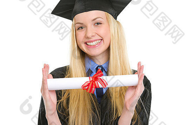 微笑年轻的女人毕业礼服显示文凭