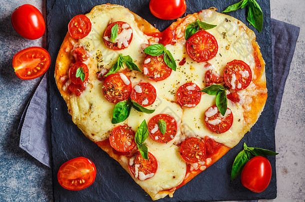 心披萨马苏里拉奶酪西红柿板岩情人节一天日期食物概念