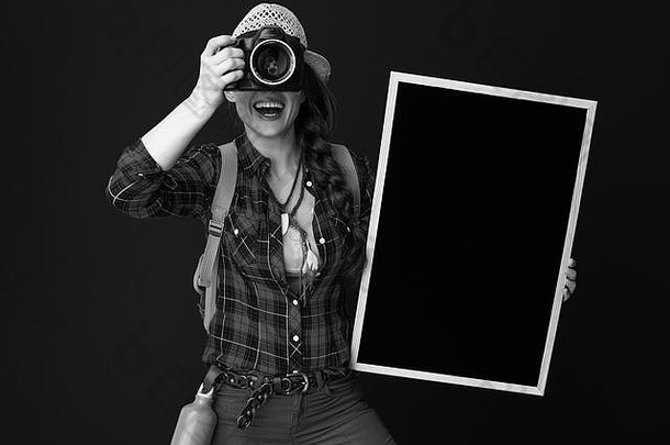 搜索鼓舞人心的的地方年轻的<strong>旅游</strong>女人背包黑板上采取照片数码单反相机相机孤立的背景
