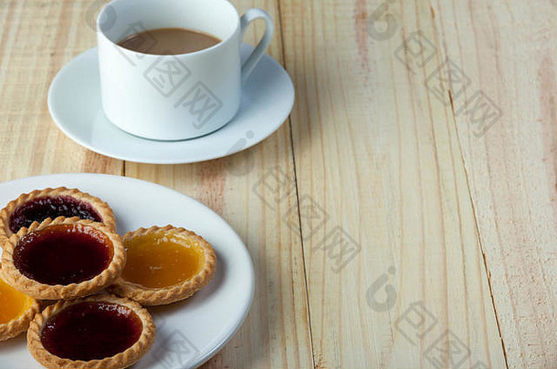 板各种各样的新鲜的小时蛋挞木表格杯白色咖啡