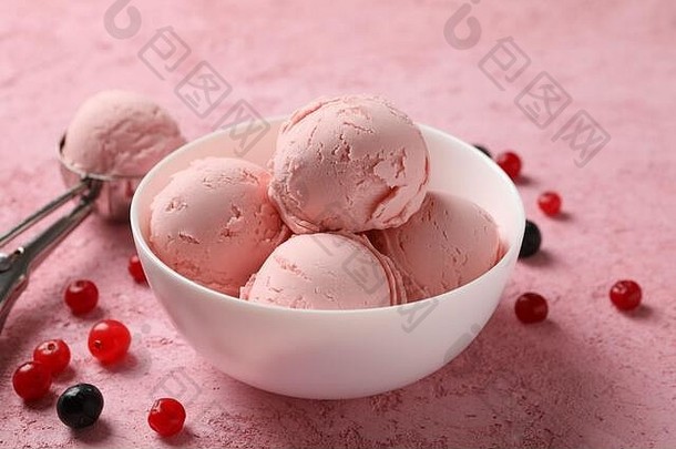 碗冰奶油浆果粉红色的背景关闭