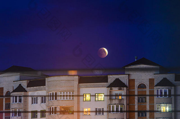 月亮eclipse完整的月亮超级蓝色的血月亮7月白俄罗斯城市景观外观多层建筑背景